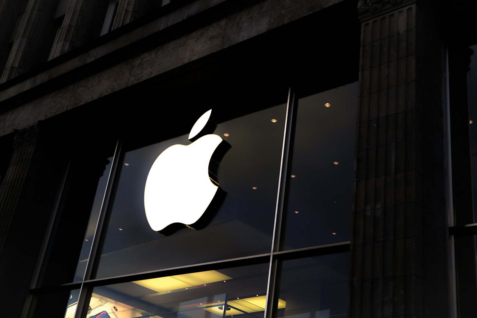 CMA probes Apple and Google dominance